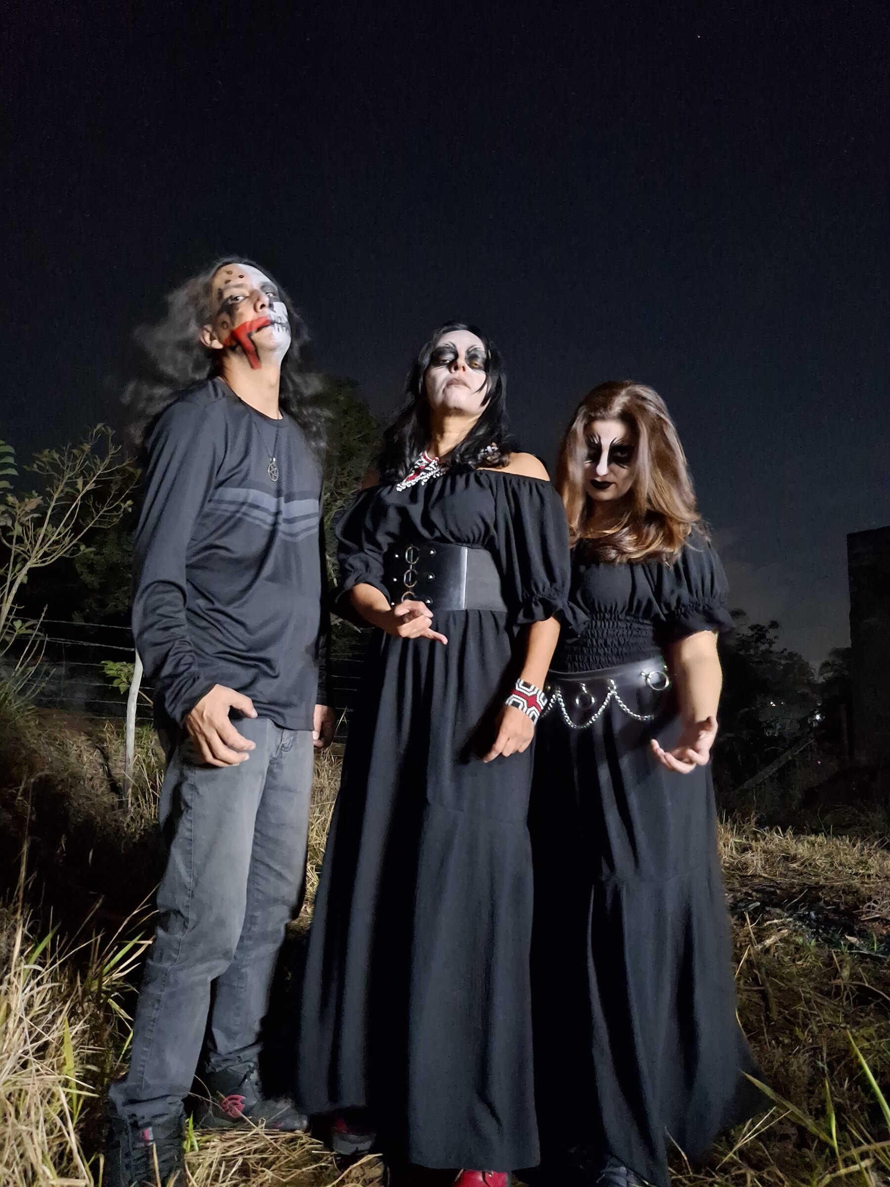Ürütaü em sessão de fotos noturna, com corpse paint